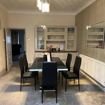 Amazing 4 Bedrooms Family With Free Parking Romford