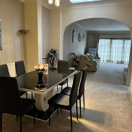 Amazing 4 Bedrooms Family With Free Parking Holiday home