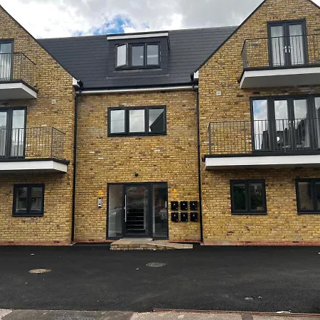 Skyvillion - London Chase With Parking & Wifi Enfield