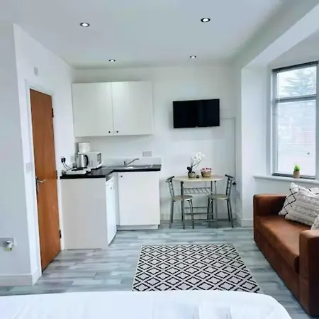 Guest house Studio Ensuite Newbury Park London