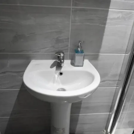 Studio Ensuite Newbury Park London Guest house *