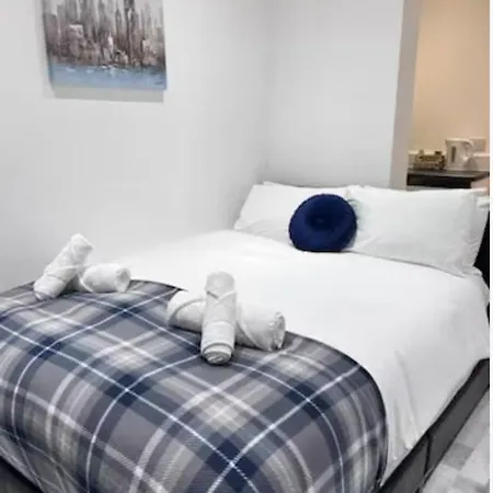 Studio Ensuite Newbury Park London