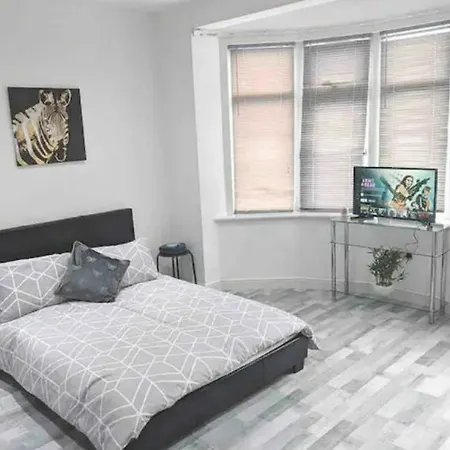 Studio Ensuite Newbury Park London