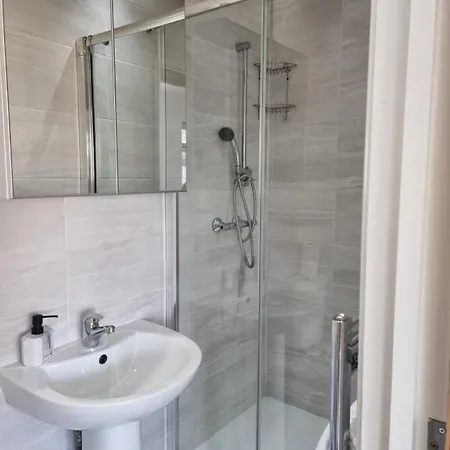 Studio Ensuite Newbury Park London Guest house Ilford