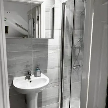 Studio Ensuite Newbury Park London Guest house *