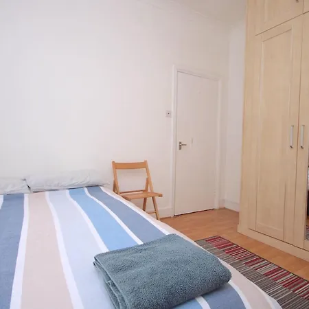 Great Flat Located In Trendy Soho