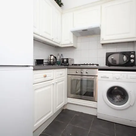 Great Flat Located In Trendy Soho Apartment London