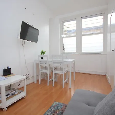 Great Flat Located In Trendy Soho *