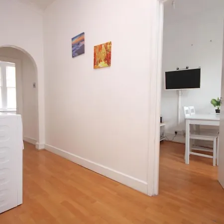 Great Flat Located In Trendy Soho