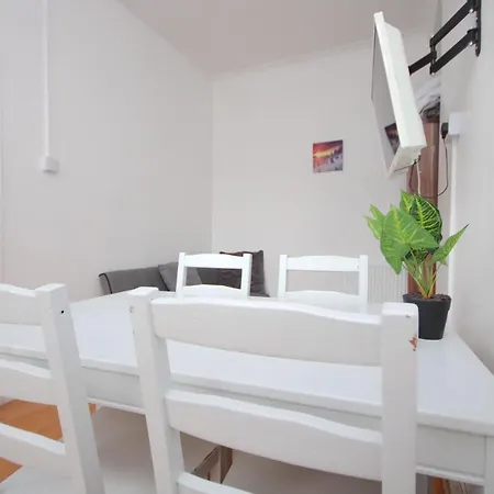 Great Flat Located In Trendy Soho Apartment