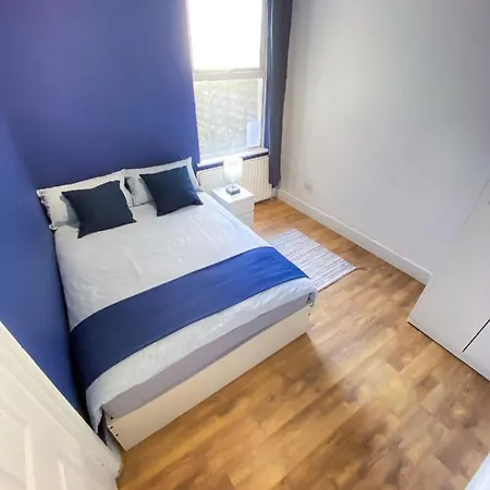 4 Bedroom House Parking & Garden Near Central *