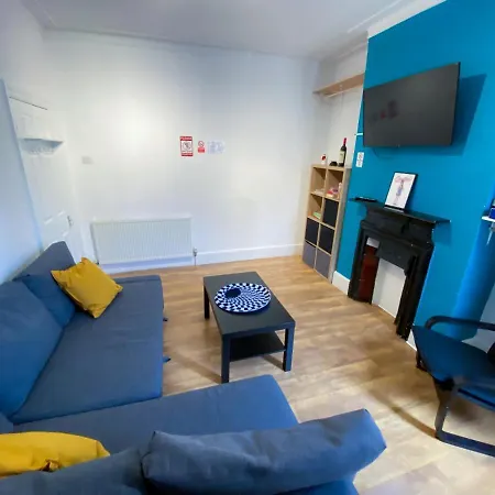 Hébergement de vacances 4 Bedroom House Parking & Garden Near Central