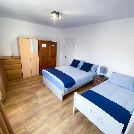 4 Bedroom House Parking & Garden Near Central * Londres