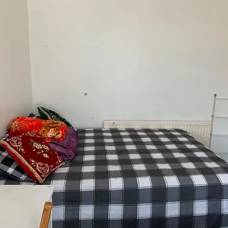 Double Bedroom Near The St Street Rail Station London