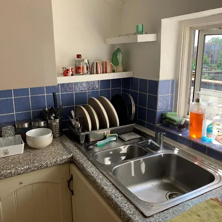 Double Bedroom Near The St Street Rail Station Guest house London