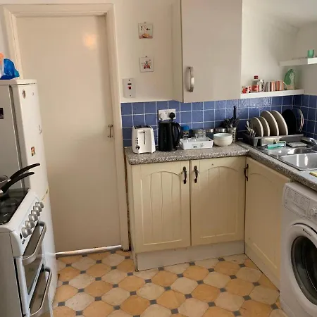 Guest house Double Bedroom Near The St Street Rail Station *
