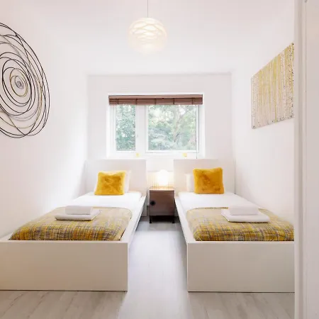 Spacious Flat In South With Balcony - Pass The Keys London