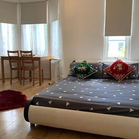 Double Bedroom Near The St Street Rail Station