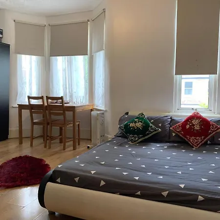 Double Bedroom Near The St Street Rail Station * London
