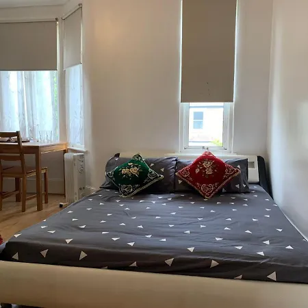 Double Bedroom Near The St Street Rail Station * London