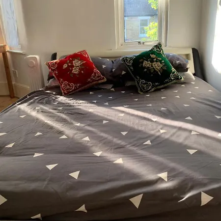 Guest house Double Bedroom Near The St Street Rail Station *