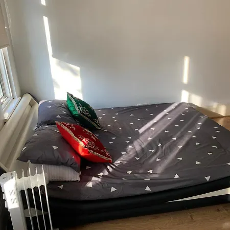 Guest house Double Bedroom Near The St Street Rail Station London