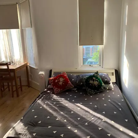 Guest house Double Bedroom Near The St Street Rail Station