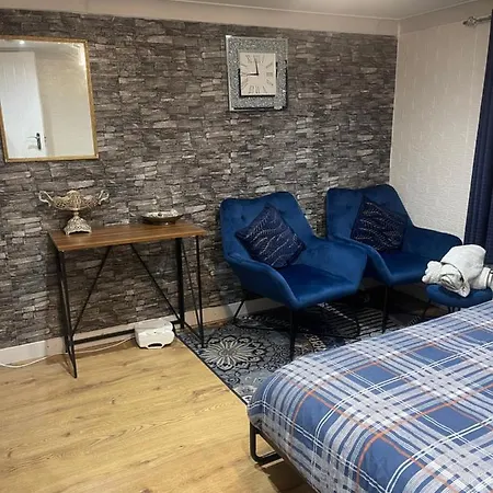 Loft Haven: Spacious Retreat With Private Toilet And Free Parking Homestay *
