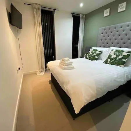 Avisa Stays- London. 2 Bedrooms With 2 Bathrooms.