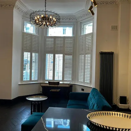 Earl's Court Luxe Apartment London