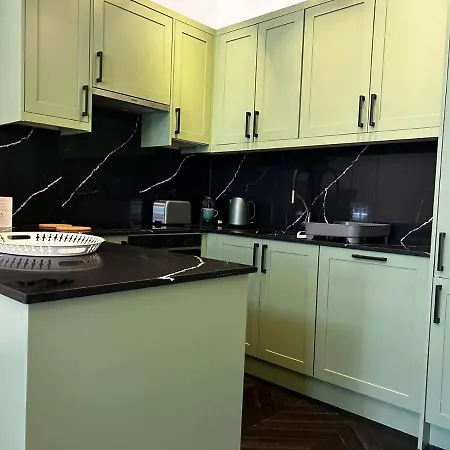 Earl's Court Luxe
