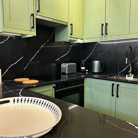 Earl's Court Luxe Apartment