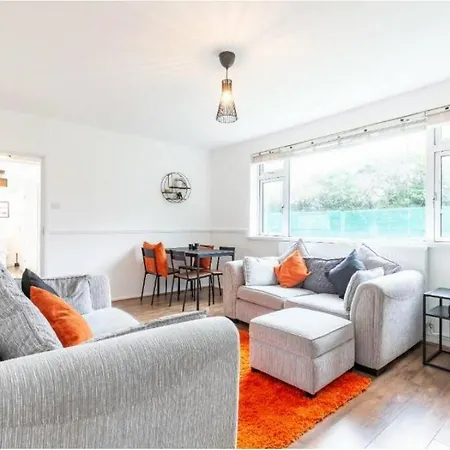 Unique 4 Bed Detached House In East Holiday home