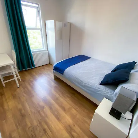 4 Bedroom House Parking & Garden Near Central Hébergement de vacances *