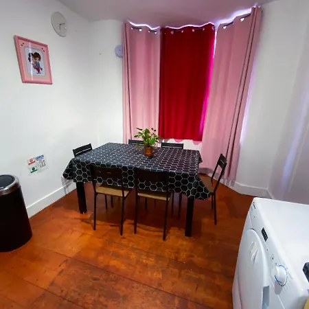4 Bedroom House Parking & Garden Near Central * Londres