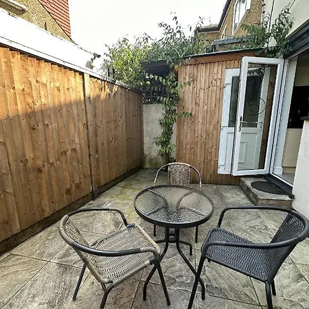 Guest house 4 Wharncliffe Drive