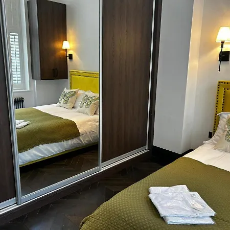 Earl's Court Luxe