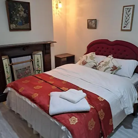 Guest house Single Bedroom Available - Train Station London Seven Kings Ilford