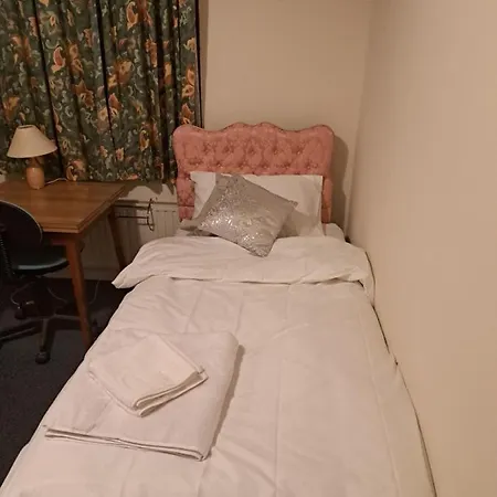 Guest house Single Bedroom Available - Train Station London Seven Kings *