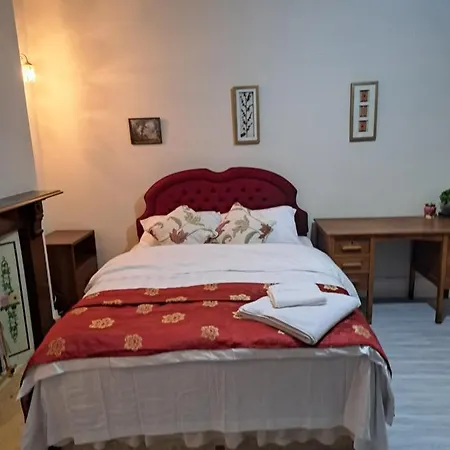 Single Bedroom Available - Train Station London Seven Kings Guest house Ilford