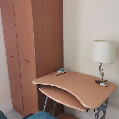 Single Bedroom Available - Train Station London Seven Kings *