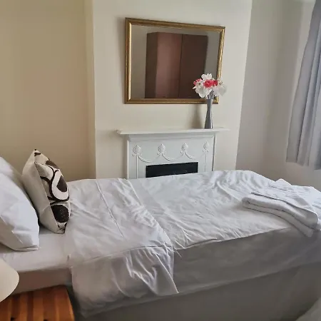 Single Bedroom Available - Train Station London Seven Kings * Ilford