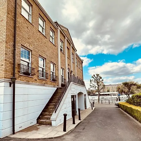 Riverside Flat In Southwark *