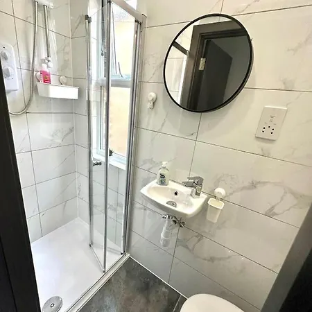 Guest house - Heathrow Feltham