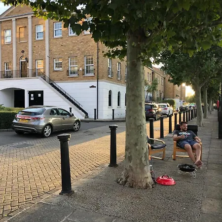 Riverside Flat In Southwark London
