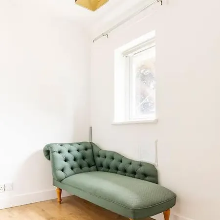 Ferienhaus Spacious 3bhk Near Heathrow