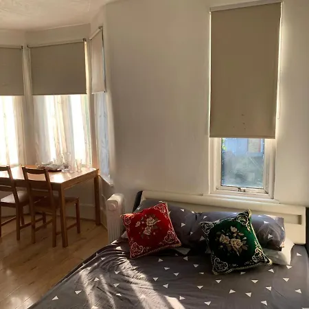 Guest house Double Bedroom Near The St Street Rail Station London