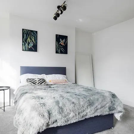 Bright & Spacious 2-bed, 2-bath In The Heart Of - Whole Apartment *