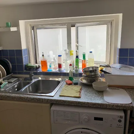 Double Bedroom Near The St Street Rail Station Guest house