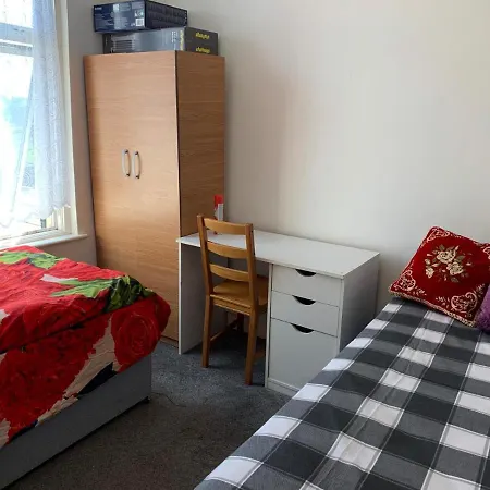 Double Bedroom Near The St Street Rail Station * London